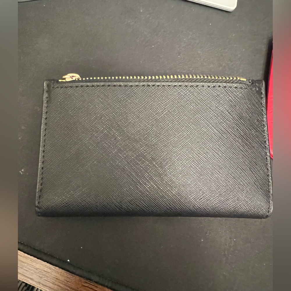 Michael Kors Saffiano leather wallet w/ zipper - Picture 5 of 6